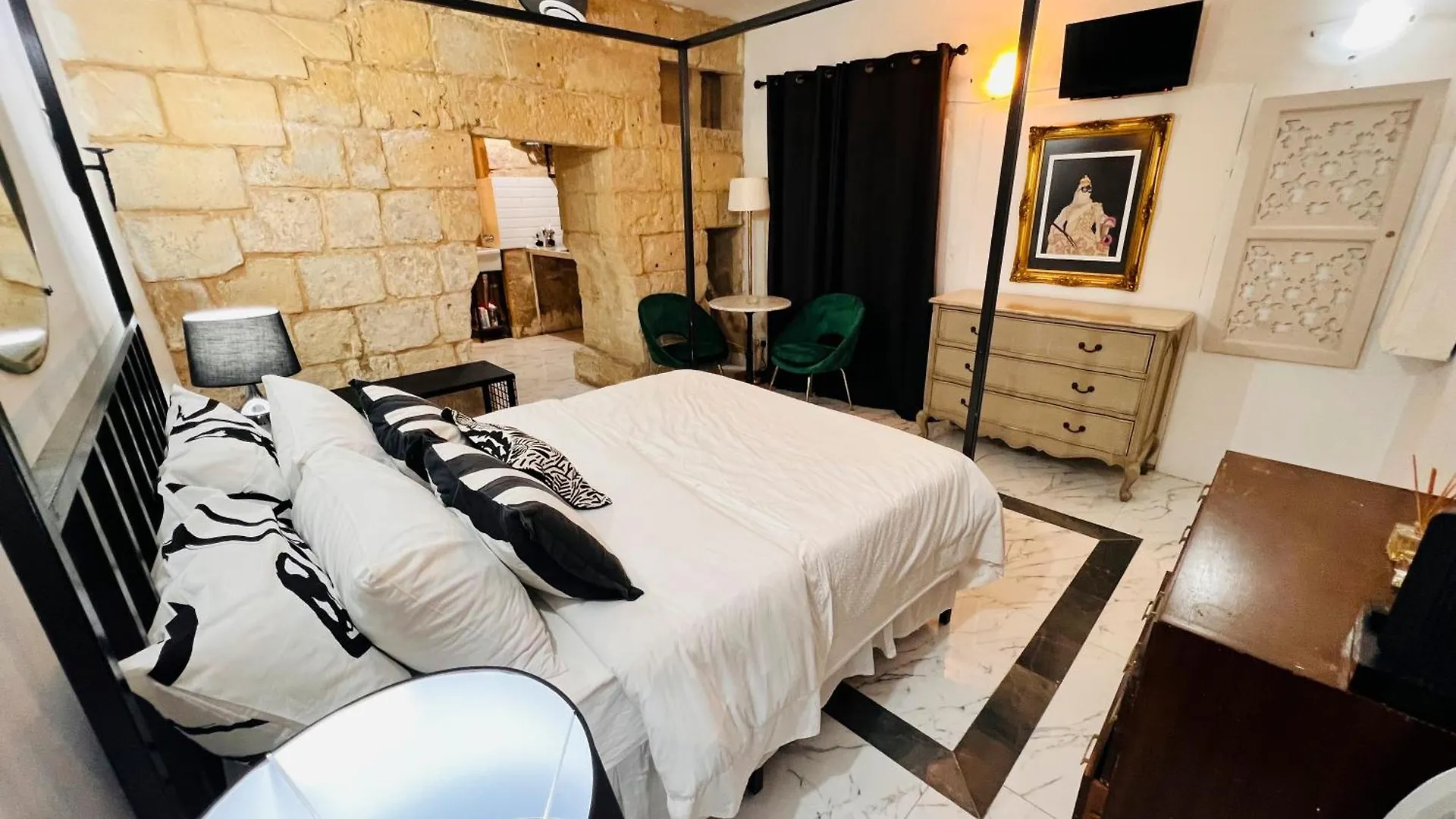 Charming Townhouse Prime Area Valletta Apartment
