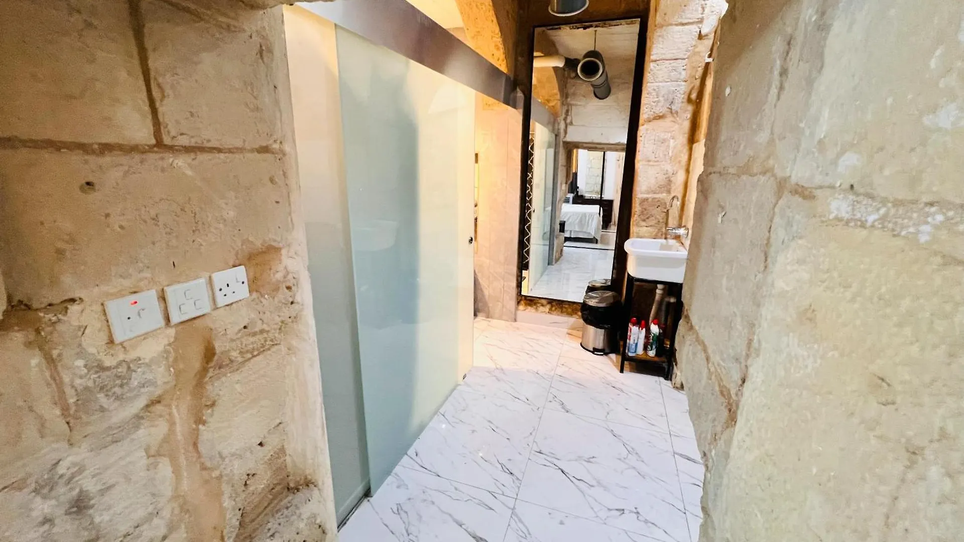 Charming Townhouse Prime Area Valletta Apartment