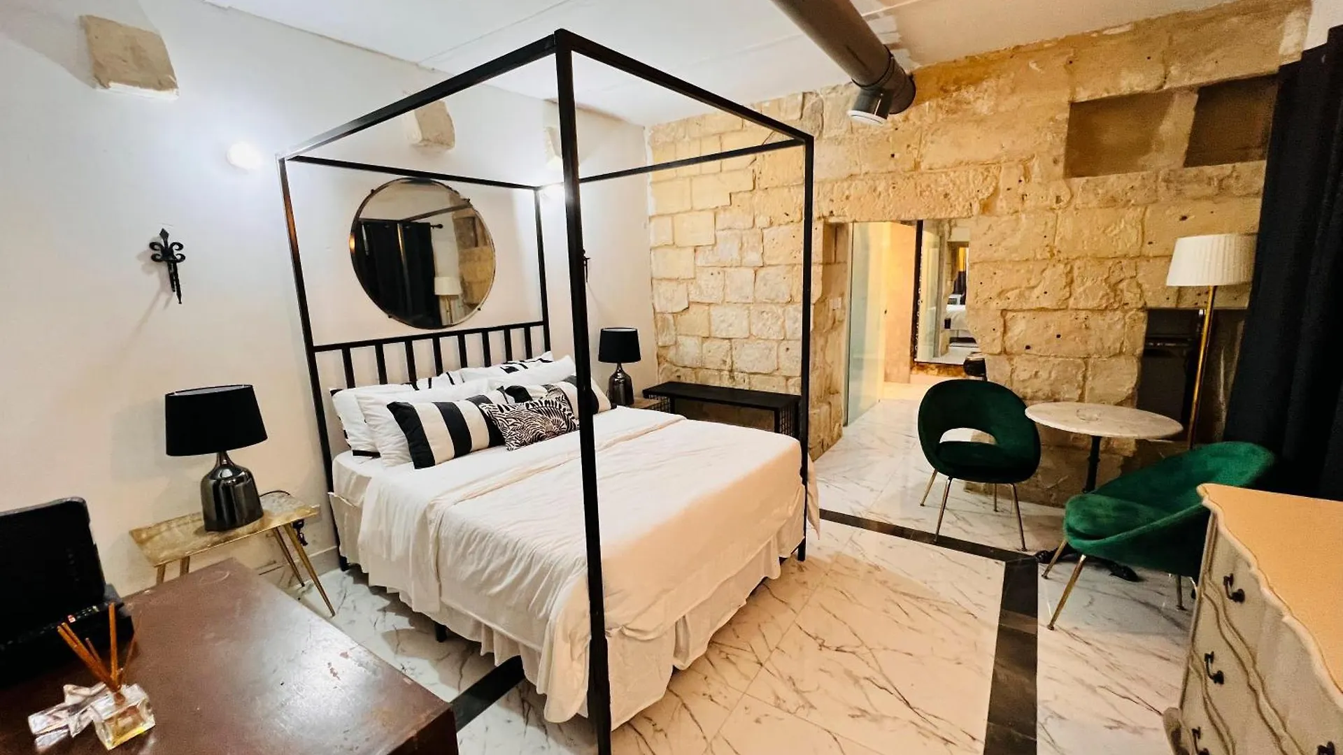 Charming Townhouse Prime Area Valletta Apartment