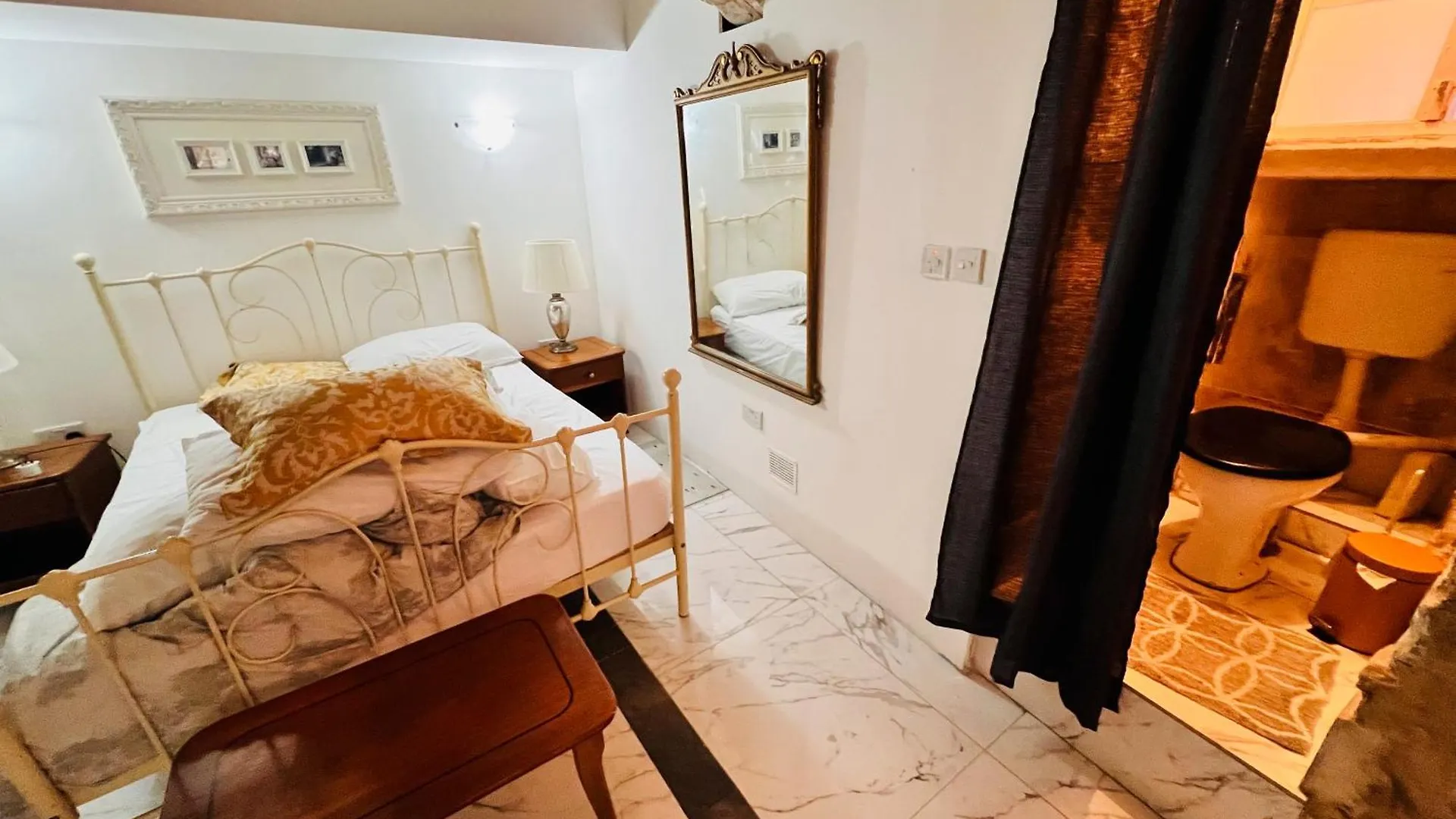 Charming Townhouse Prime Area Valletta Apartment