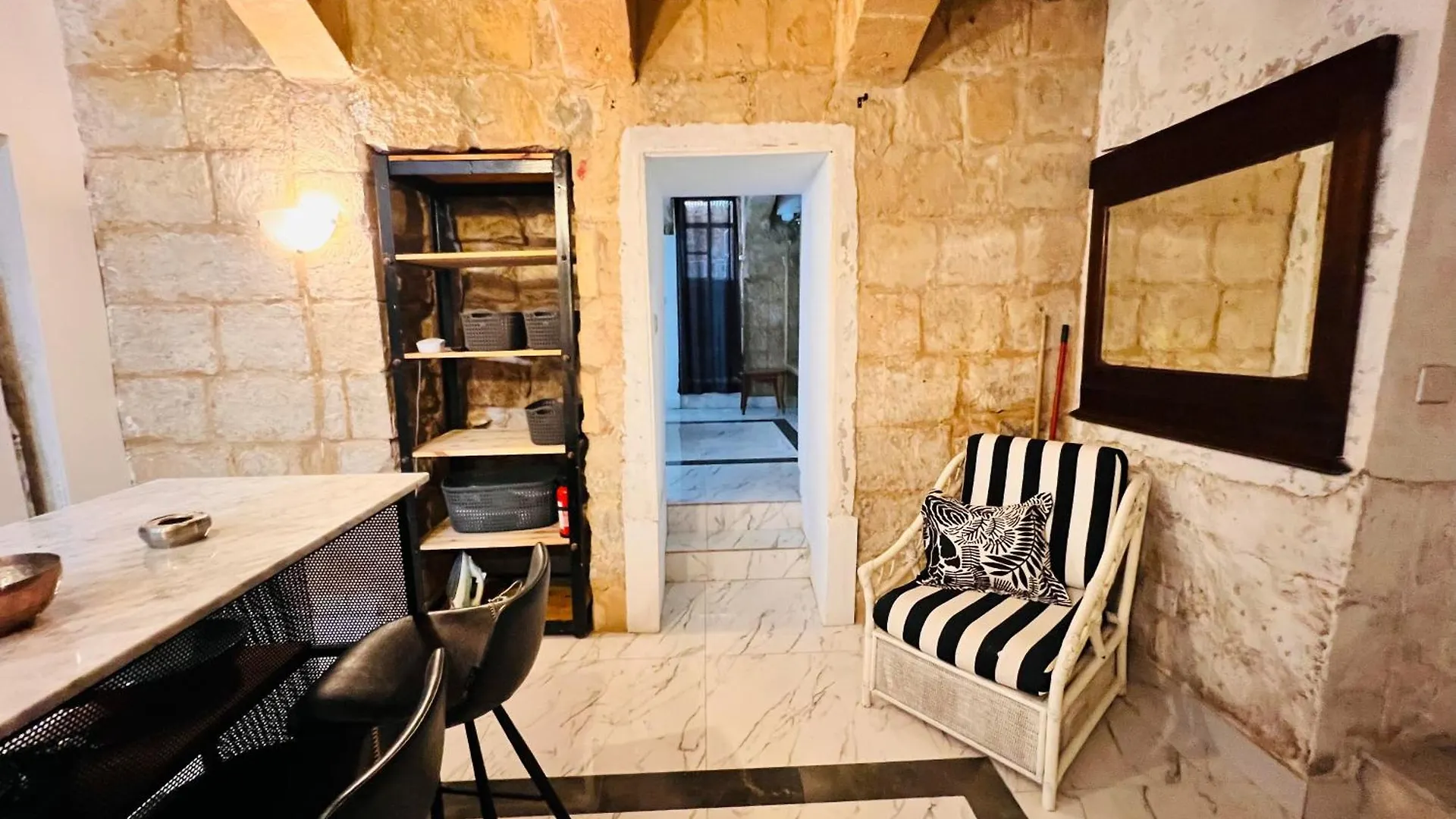 Charming Townhouse Prime Area Valletta Apartment