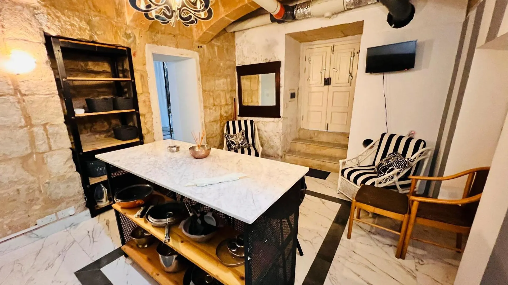Charming Townhouse Prime Area Valletta Apartment