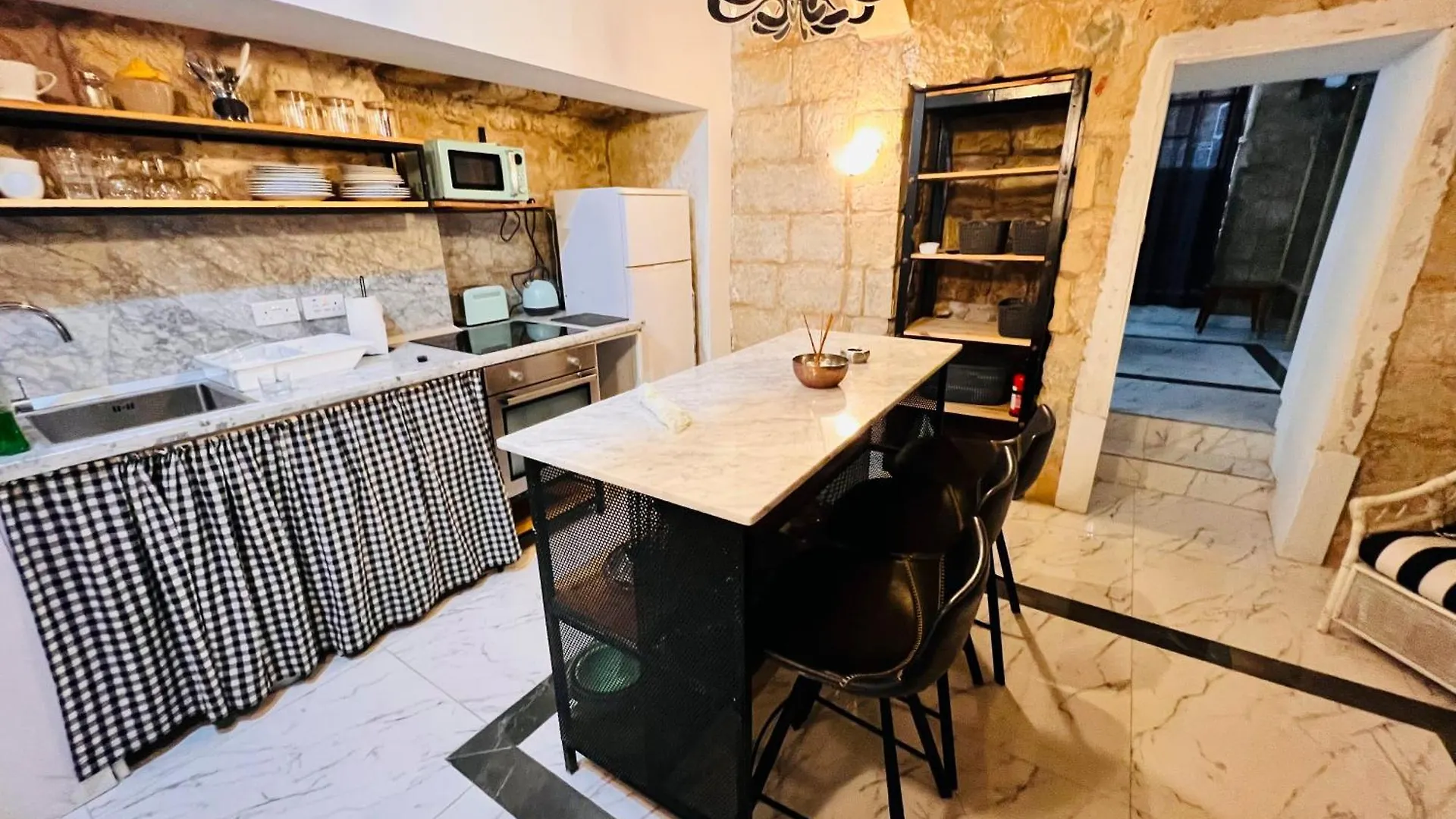 Charming Townhouse Prime Area Valletta Apartment