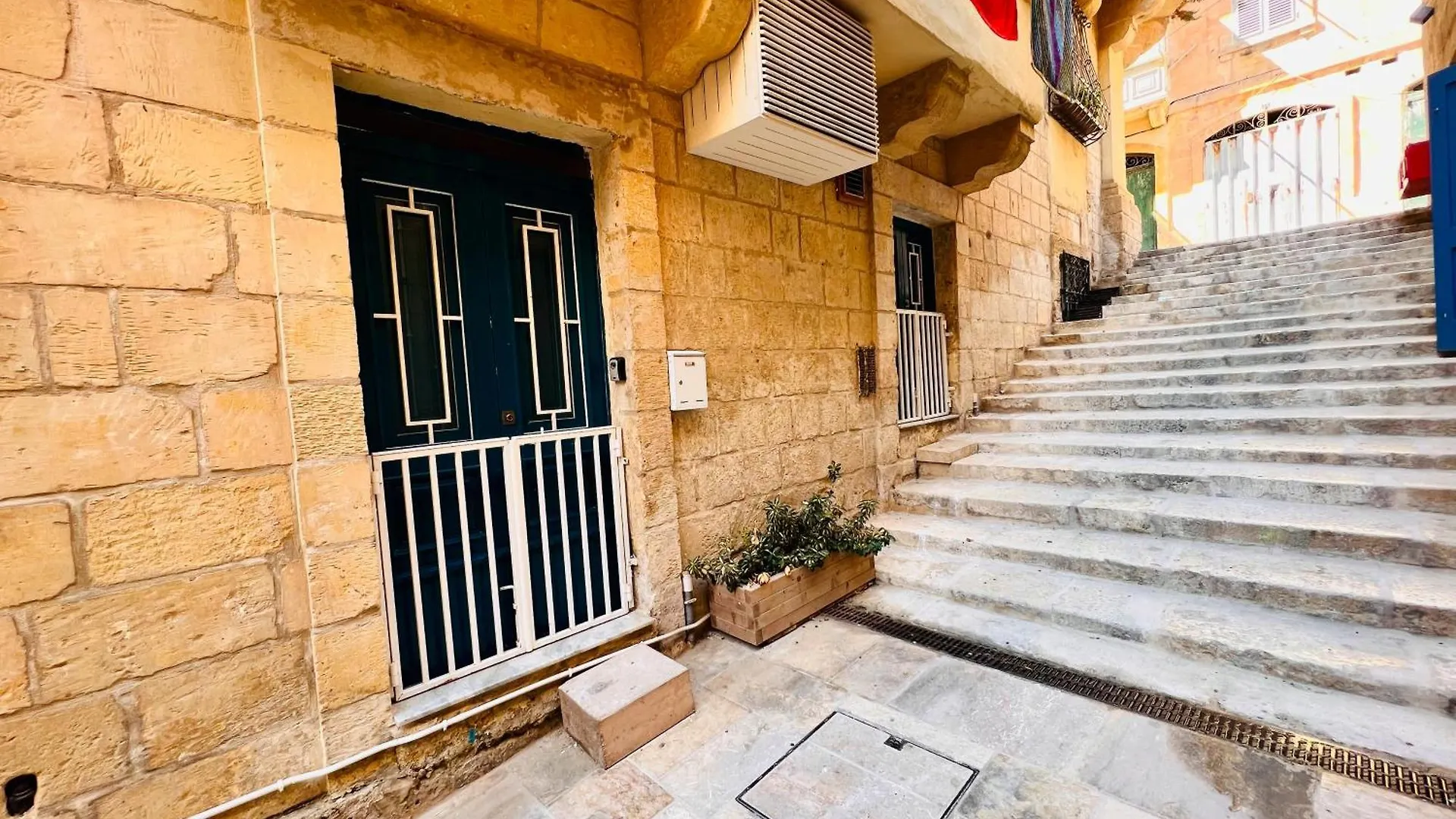 Charming Townhouse Prime Area Valletta Apartment