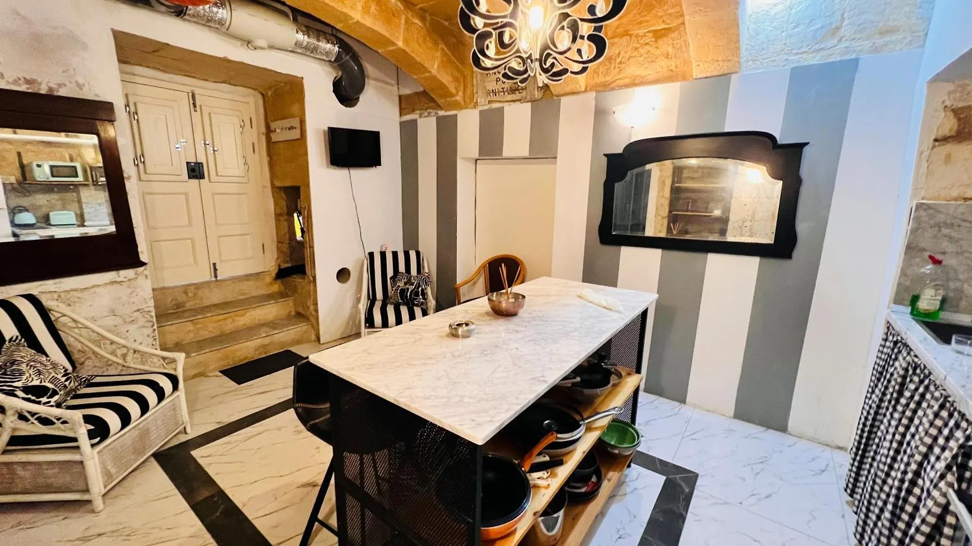 Charming Townhouse Prime Area Valletta Apartment