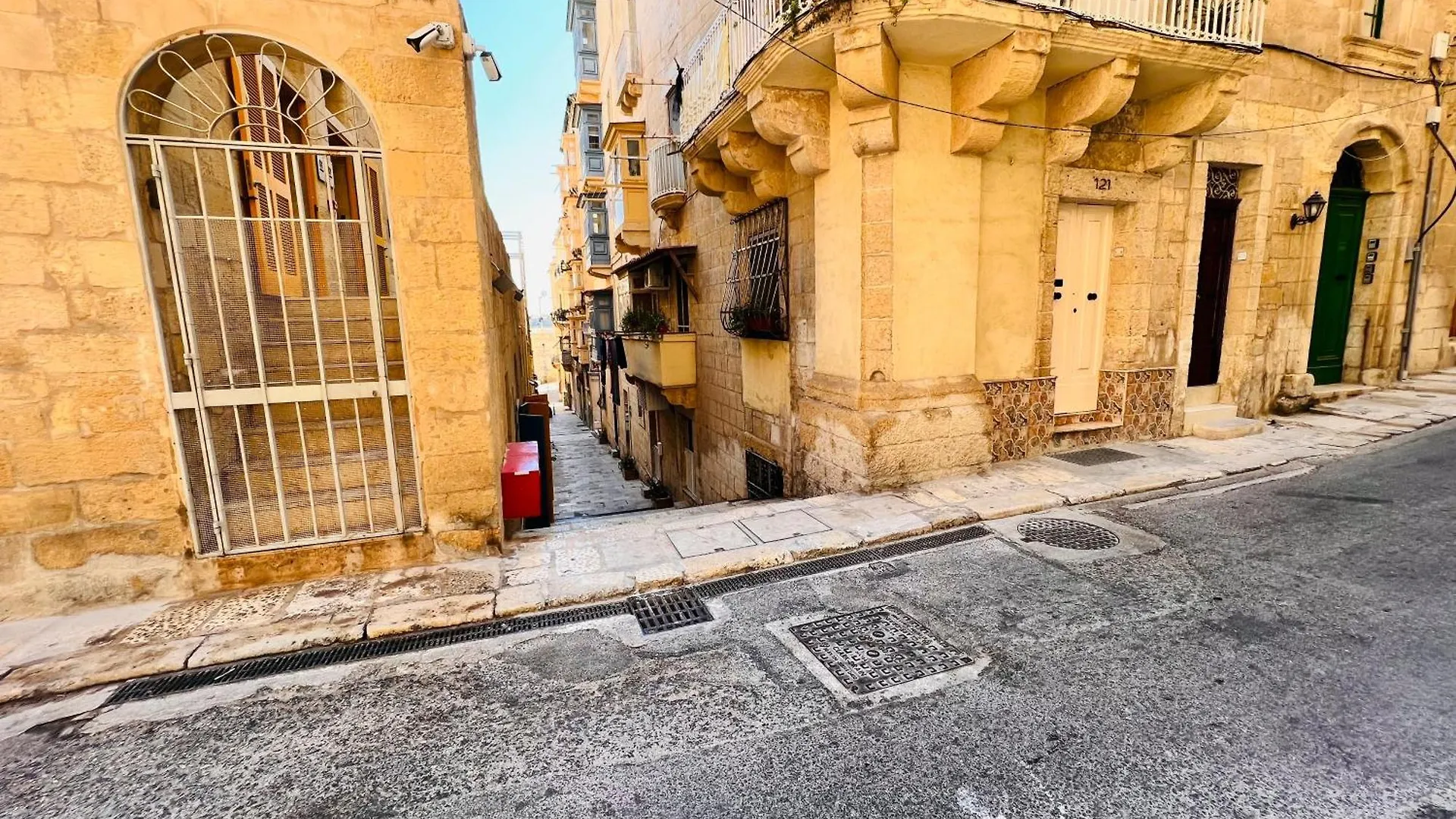 Charming Townhouse Prime Area Valletta Apartment