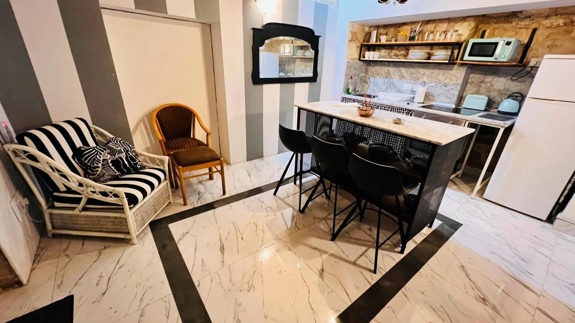 Charming Townhouse Prime Area Valletta Apartment